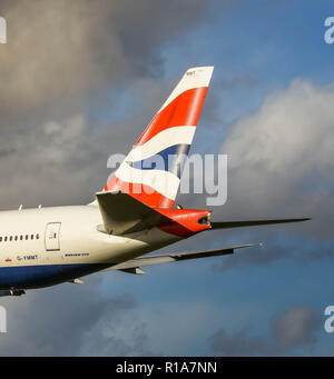 Londres, ANGLETERRE - NOVEMBRE 2018 : dérive d'un Boeing 777 de British Airways avion long courrier l'atterrissage à l'aéroport Heathrow de Londres. Banque D'Images