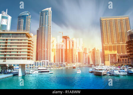 Belle vue sur la Marina de Dubaï lake avec super yacht de luxe .et bâtiments colorés Banque D'Images