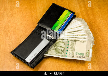 Monnaie indienne avec sac à main, de crédit Carte de débit, d'économiser de l'argent Nouvelle monnaie financial concept background Banque D'Images