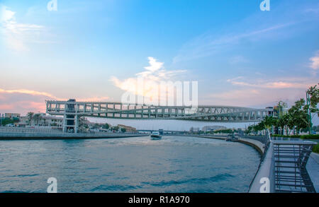 Pont sur le canal de l'eau en spirale Dubai nouvelle attraction, la conception de l'architecture moderne Banque D'Images