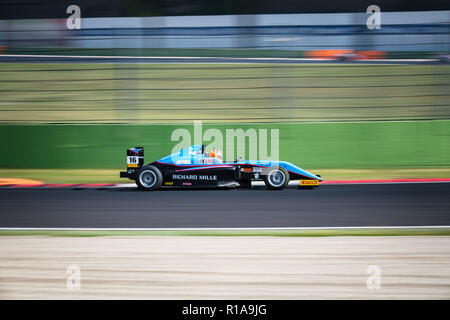 Vallelunga, Rome, Italie Le 16 septembre 2018, l'Aci week-end de course. Course de Formule 4 voiture rose à son tour pendant la course de fond, blurred motion Banque D'Images