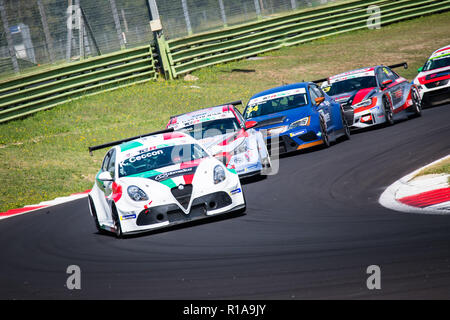 Vallelunga, Rome, Italie Le 16 septembre 2018, l'Aci week-end de course. Vue avant toute la longueur de l'Alfa Romeo Giulietta touring car en action à son tour au cours de la Banque D'Images