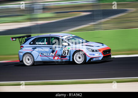 Vallelunga, Rome, Italie, le 8 septembre 2018, l'Aci Week-end de course. Vue latérale sur toute la longueur de la Hyundai i30 voiture de course en tournée en action sur le circuit pendant la Banque D'Images