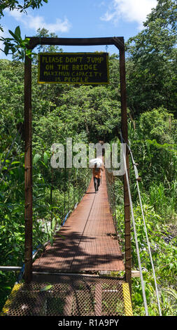 Traverser un pont suspendu au Costa Rica's rainforrest Banque D'Images