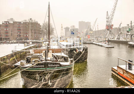 Rotterdam, Pays-Bas, le 11 décembre 2017 : le musée historique de bateaux dans le port à Leuvehaven pendant un jour froid en hiver Banque D'Images