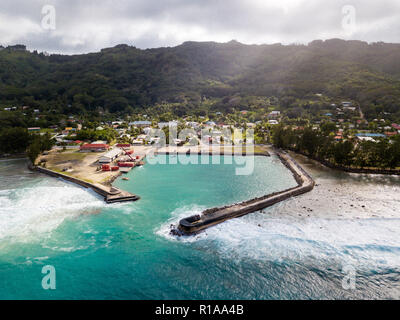 Le port de Moerai Rurutu, île, îles australes (Tubuai), Polynésie Française, Océanie, Pacifique Sud. Les rayons du soleil et ciel nuageux. Vue aérienne Banque D'Images