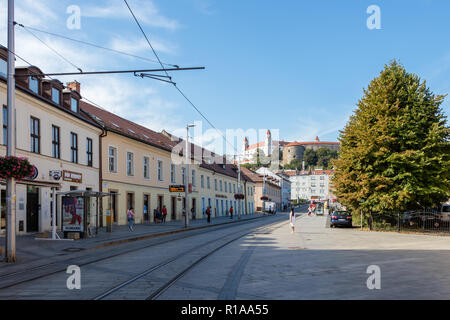 BRATISLAVA, Slovaquie - 13 septembre 2018 : l'image d'une rue avec le chemin de fer sur la colline est le château de Bratislava, Slovaquie Banque D'Images