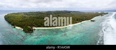 Vue aérienne de l'île de Rimatara avec plages de sable jaune dans l'azur des eaux bleu turquoise. Îles Tubuai (Australes), Polynésie Française, Océanie. Banque D'Images