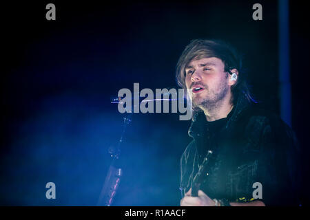 Danemark, Copenhague, 8 novembre 2018. L'Australian pop rock band 5 secondes de l'été effectue un concert au Forum de Black Box à Copenhague. Ici le chanteur et guitariste Michael Clifford est vu sur scène. (Photo crédit : Gonzales Photo - par Lange). À l'exception du Danemark Banque D'Images