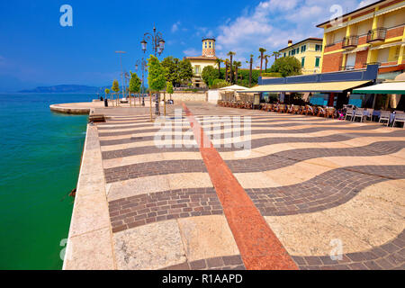 Lac de Garde dans la ville de bord de mer turquoise de Lasize vue, Vénétie (Italie) Banque D'Images