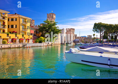 Lago di Garda ville de Sirmione vue, destination touristique en Lombardie (Italie) Banque D'Images