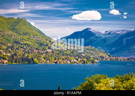 Lago di Garda et hautes falaises vue, région Lombardie Italie Banque D'Images