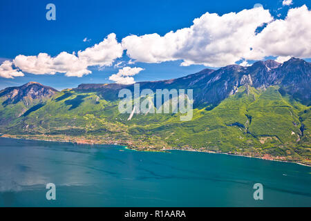 Lago di Garda et falaises de haute montagne au-dessus de Malcesine vue, paysages de l'Italie Banque D'Images