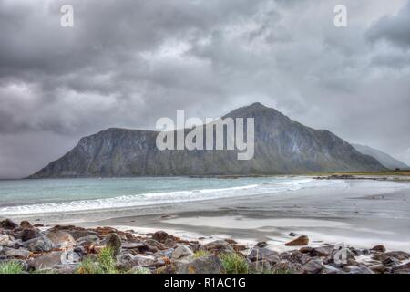 Flakstad, Skagsanden, Lofoten, Flakstadøya, Strand, Adria, Welle, Fels, Stein, Vareid, Hustinden Vareidsundet Flakstadpollen,,, Fjord, Sund, Aben Banque D'Images