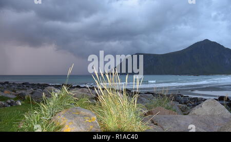 Flakstad, Skagsanden, Lofoten, Flakstadøya, Strand, Adria, Welle, Fels, Stein, Vareid, Hustinden Vareidsundet Flakstadpollen,,, Fjord, Sund, Aben Banque D'Images