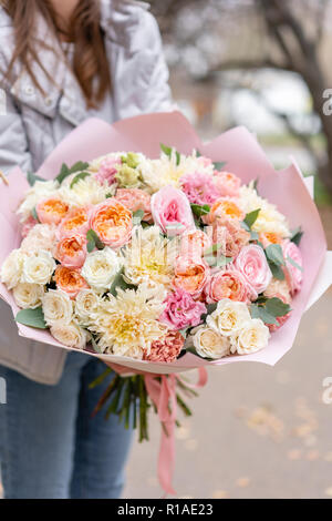 Belle femme printemps bouquet à la main. Arrangement avec diverses fleurs. Le concept d'une boutique de fleurs. Une série de photos pour un site ou un catalogue. Fleuriste travail. Banque D'Images