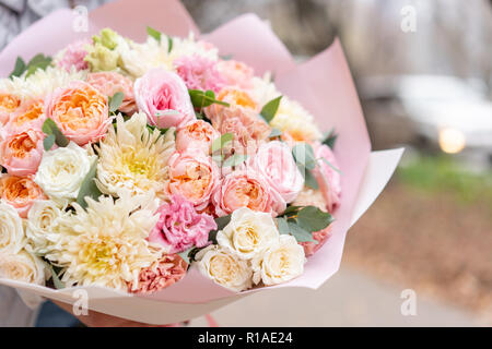 Belle femme printemps bouquet à la main. Arrangement avec diverses fleurs. Le concept d'une boutique de fleurs. Une série de photos pour un site ou un catalogue. Fleuriste travail. Banque D'Images
