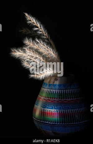 Vase amérindien (crin de cheval Navajo Pottery) avec ornement traditionnel et un bouquet d'herbe des prairies sèches. Banque D'Images