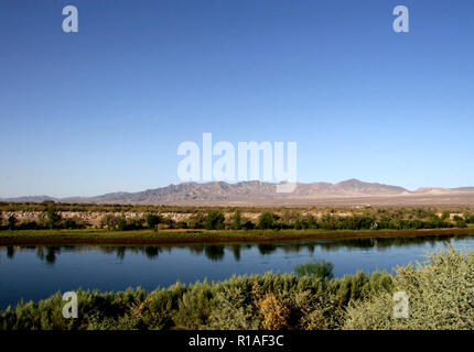 Fleuve Colorado qui coule dans la région de Bullhead City Az Banque D'Images