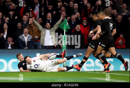 Chris Ashton l'Angleterre marque son premier essai de côté au cours de la 183 match international au stade de Twickenham, Londres. Banque D'Images