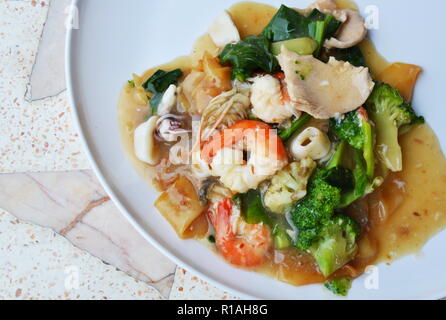 Sauté de nouilles grand avec des fruits de mer en sauce sauce on plate Banque D'Images