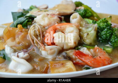 Sauté de nouilles grand avec des fruits de mer en sauce sauce on plate Banque D'Images
