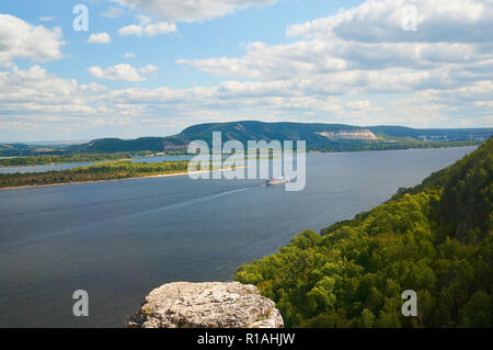 River contre le ciel bleu avec des nuages et des forêts. Banque D'Images