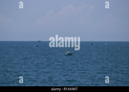 Bateaux de pêche dans la mer à mui ne vietnam Banque D'Images