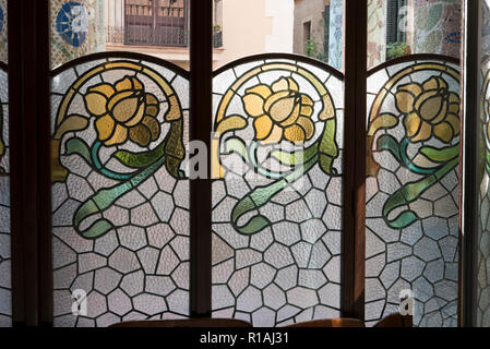 Design fleuri coloré sur la vitre du Palau de la Musica, Barcelone, Espagne Banque D'Images