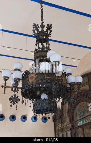 Un lustre orné pendant du plafond au Palau de la Musica, Barcelone, Espagne Banque D'Images