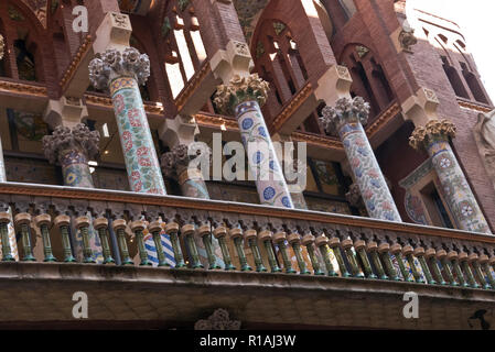 Les colonnes ornées de couleurs sur le balcon extérieur du Palau de la Musica, Barcelone, Espagne Banque D'Images