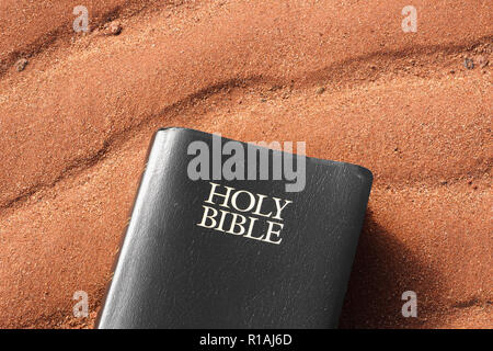 Sainte Bible sur le sable. Vue du haut vers le bas. Banque D'Images