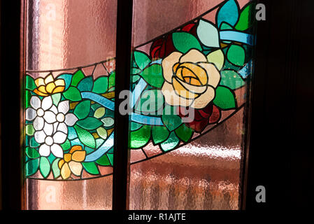 Un design fleuri coloré sur la fenêtre de la Palau de la Musica, Barcelone, Espagne Banque D'Images