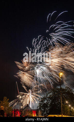 D'artifice commémorant l'anniversaire de l'incendie qui a détruit l'église de la Trinité à Woluwé-Saint-, Teesside, Angleterre. Banque D'Images