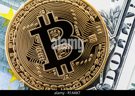 Bitcoin sur l'historique de la devise américaine, close-up, vue du dessus Banque D'Images