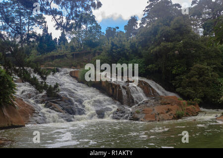 Belle cascade dans dalat vietnam Banque D'Images