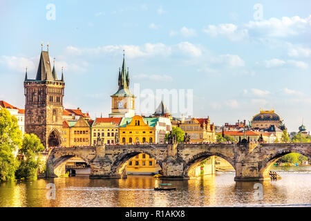 Le Pont Charles, Prague tours et le Théâtre National, l'été d Banque D'Images