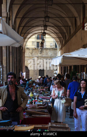 Visiteurs parcourir brocante Arezzo, Toscane, Italie Banque D'Images