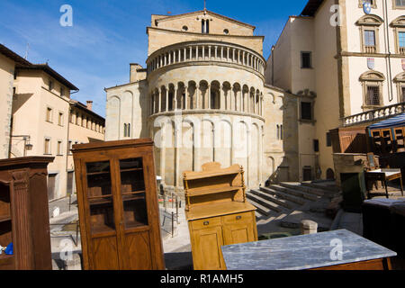 Juste en face de l'ancienne église de Santa Maria della Pieve, Arezzo, Toscane, Italie Banque D'Images