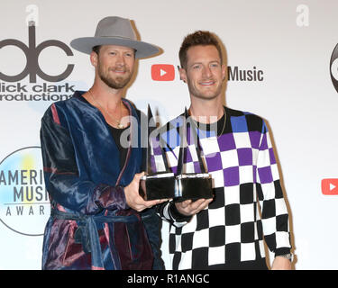 2018 American Music Awards Press Room le théâtre de Microsoft le 9 octobre 2018 à Los Angeles, CA avec : Brian Kelley, Tyler Hubbard Où : Los Angeles, California, United States Quand : 10 Oct 2018 Credit : Nicky Nelson/WENN.com Banque D'Images