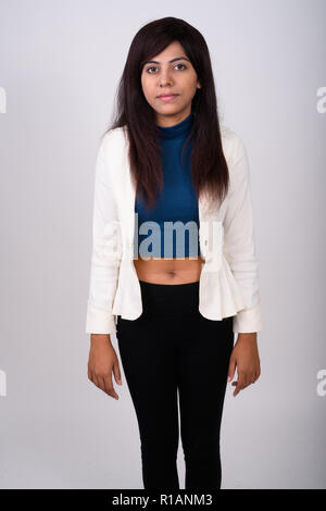 Studio shot of young woman persane contre gray Banque D'Images