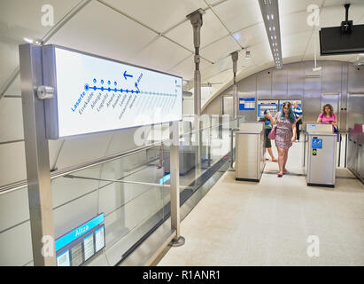 Passagers accédant à un métro Métro d'Euskotren, également appelé Topo. San Sebastián, Guipúzcoa, Pays Basque, Espagne. Banque D'Images