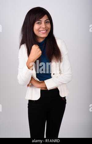 Studio shot of young happy businesswoman smiling Persique tandis que l Banque D'Images