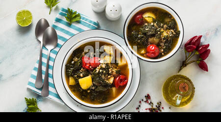 Bannière d'hiver vegan soupe de chou au sarrasin , tomates cerises et pommes de terre. savoureux des légumes pour toute la famille Banque D'Images