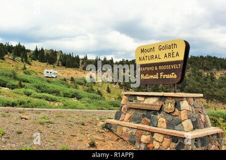 Mont Goliath Natural Area entrée dans l'Arapaho et les forêts nationales de Roosevelt. Mount Evans,Colorado Rocheuses.Sign et la route en avant-plan Banque D'Images