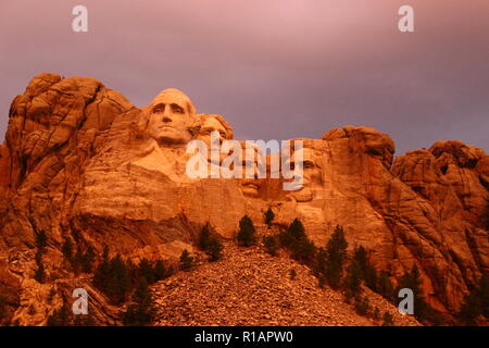 Le mont Rushmore dans le Dakota du Sud dans les Black Hills National Forest. L'été avec la douce lueur d'un début de soirée soleil qui brille sur les visages du président Banque D'Images