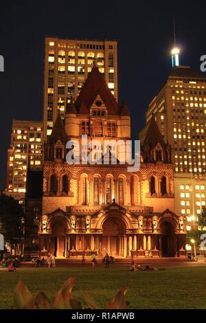 Photo de nuit de l'église Trinity Boston, MA à Copley Square avec des bâtiments en arrière-plan Banque D'Images