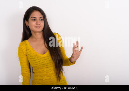 Portrait de jeune femme indienne montrant à la main d'arrêt Banque D'Images