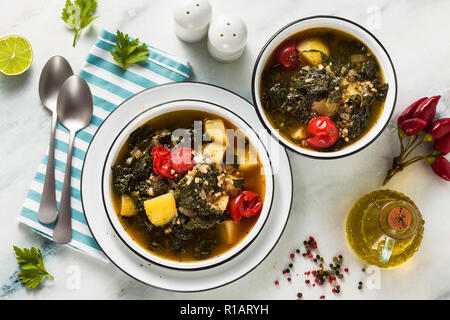 Hiver vegan soupe de chou au sarrasin , tomates cerises et pommes de terre. savoureux des légumes pour toute la famille Banque D'Images