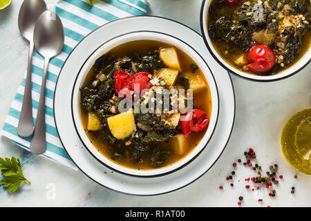 Hiver vegan soupe de chou au sarrasin , tomates cerises et pommes de terre. savoureux des légumes pour toute la famille Banque D'Images